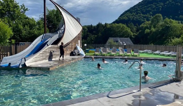 ZEcamping 4 étoiles piscine couverte animations chalet TV LV 33m2
