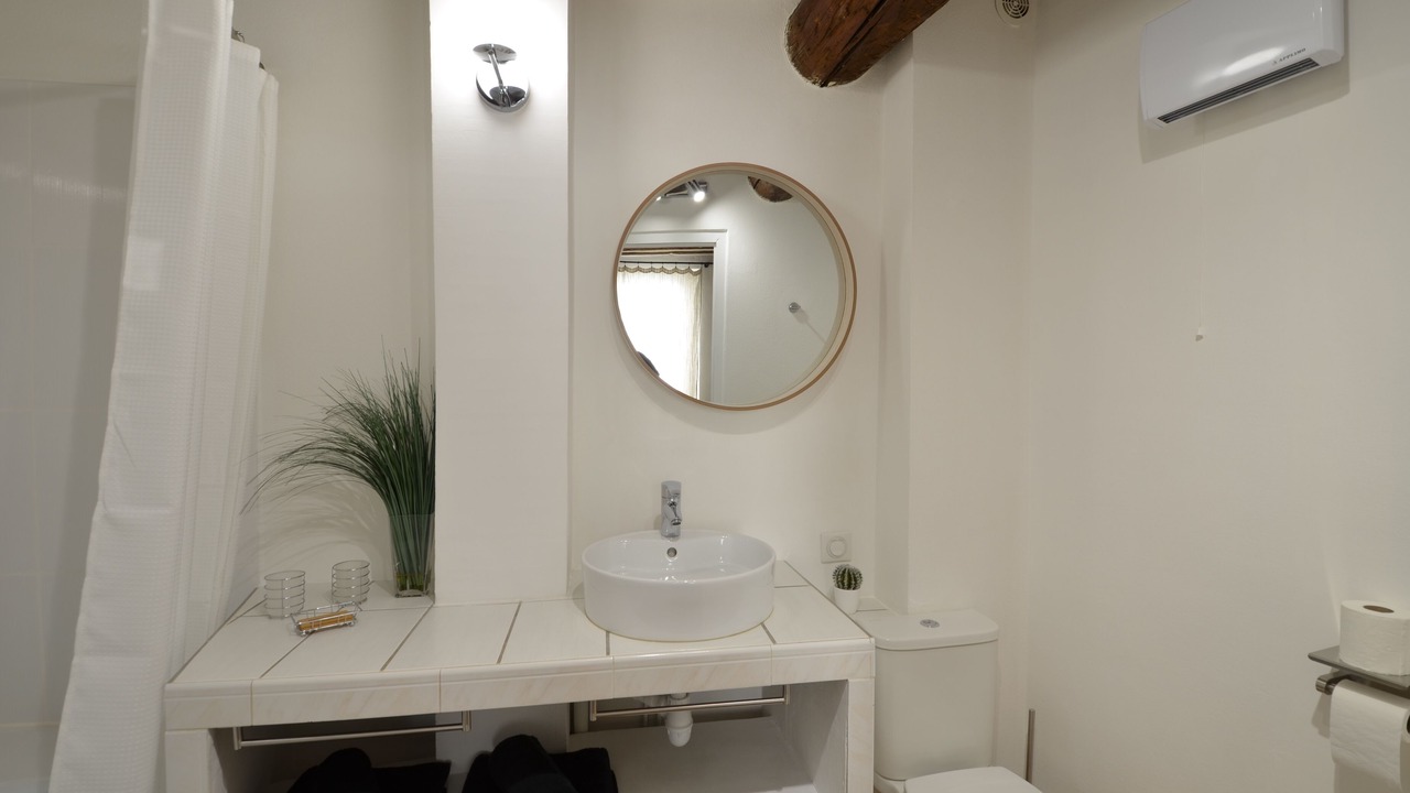 Photo of Bathroom in L'Isle-sur-la-Sorgue