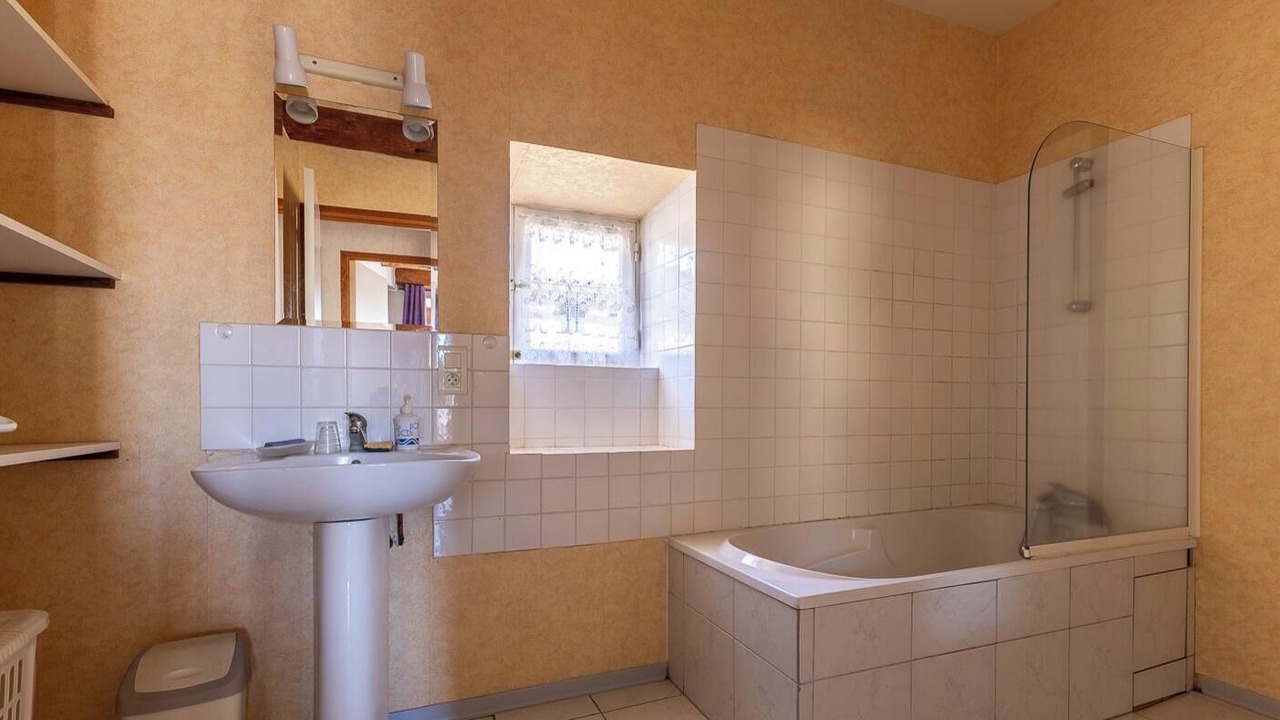 Photo of Bathroom in Mareugheol
