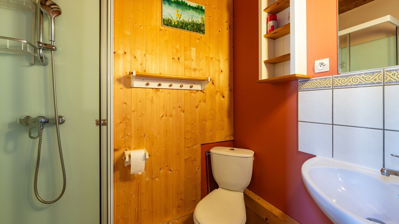 Photo of Bathroom in Saint-Symphorien-de-Mahun