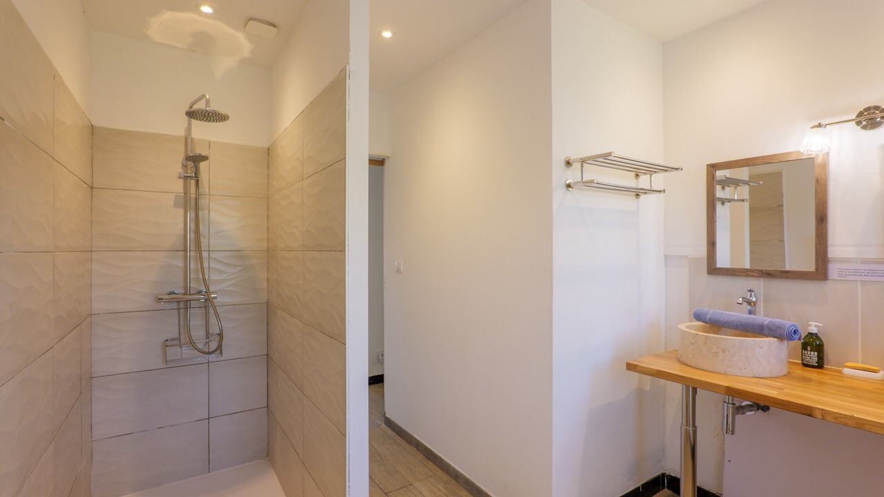 Photo of Bathroom in Saint Alban Auriolles