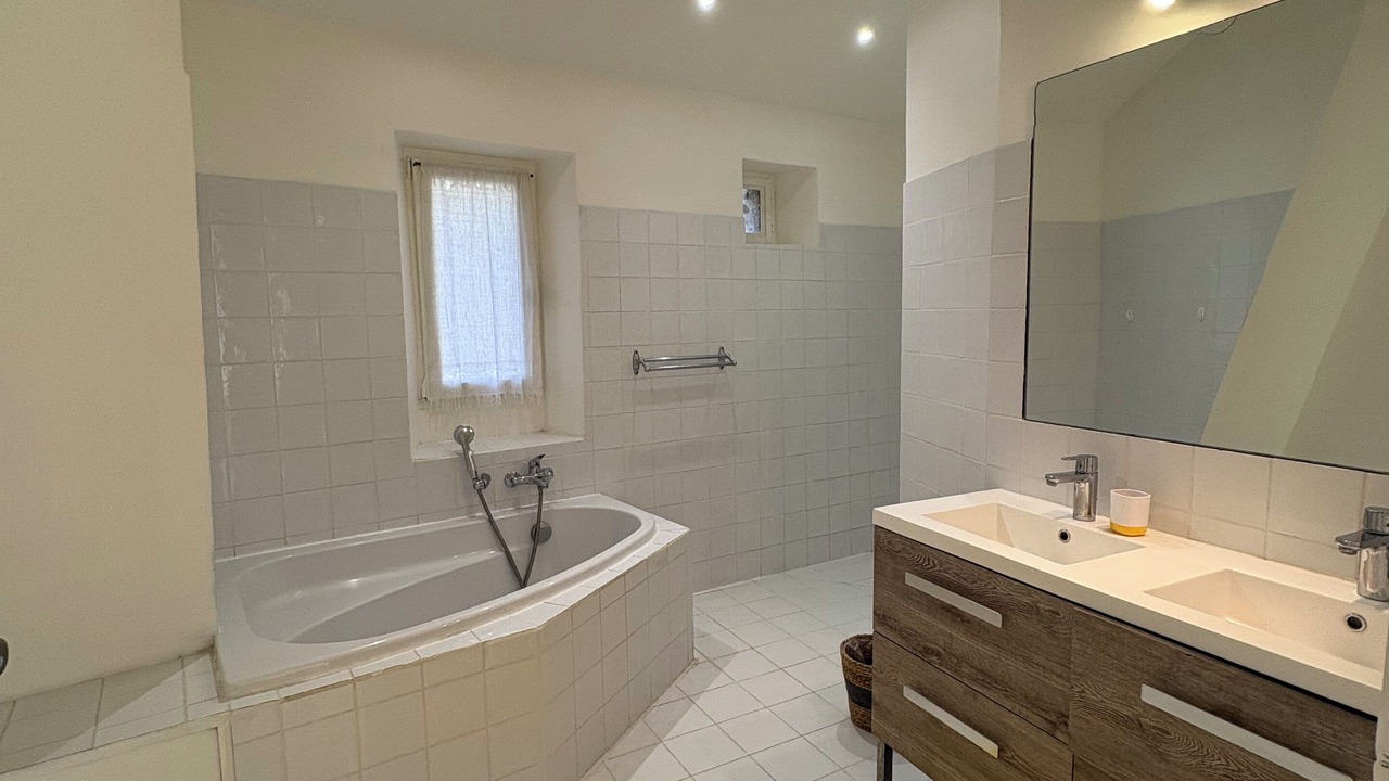 Photo of Bathroom in Clansayes