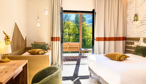Deluxe Room, 1 King Bed, Balcony, Mountain View