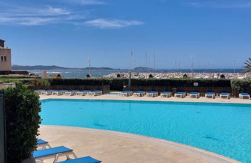 Six-Fours-les-Plages Apartment | Beautiful apartment for 4 people with WIFI, pool, TV, patio and pets allowed