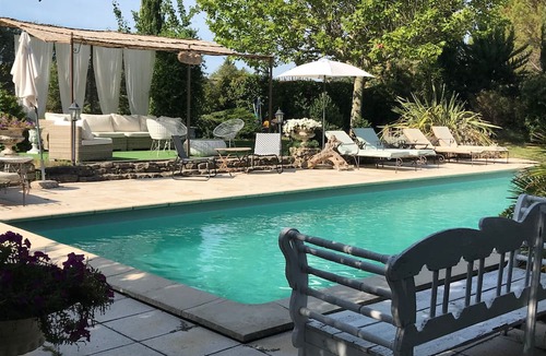 Carpentras Apartment | Guesthouse "Attic Apartment Room" with Shared Pool, Wi-Fi, and Air Conditioning