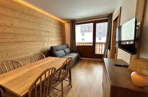 Val Claret Apartment | Studio cabine rénové au pied des pistes avec balcon à Tignes - FR-1-502-577