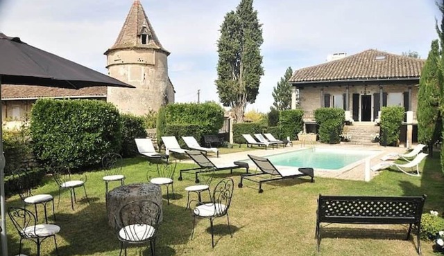 Holiday Home 'Le Manoir Danglars' with Private Pool, Private Garden and Wi-Fi