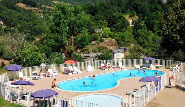 Piscine avec vue sur le Lot | Sauna sur place