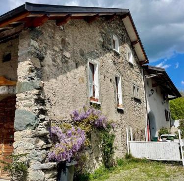 Maison entre lac et montagne