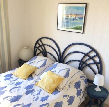 beachfront apartment with terrace and parking